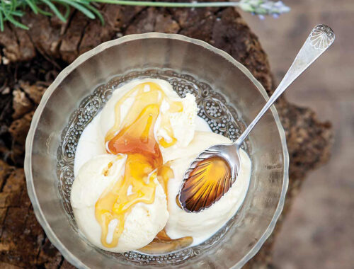 CREMA HELADA DE ACEITE HOJIBLANCA, MIEL, FLORES Y POLEN. UN DELEITE PARA LOS SENTIDOS