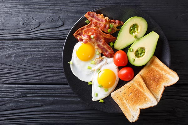 Aguacate y huevos
