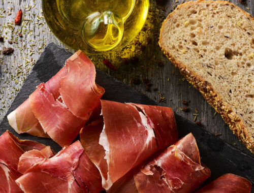 Barrita de pan con aceite y jamón