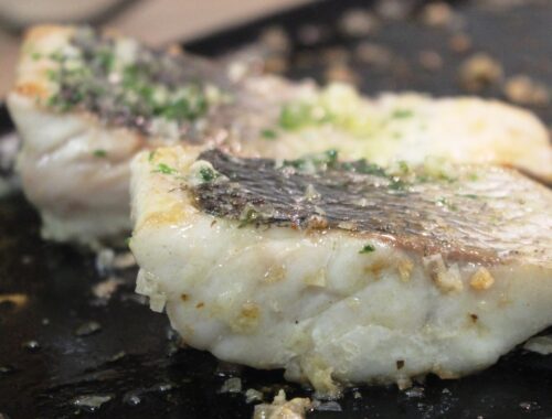 LUBINA CON MAYONESA DE AJO Y CEBOLLA
