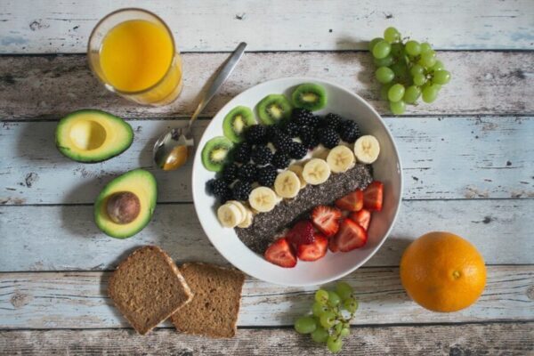 Aguacate con frutas