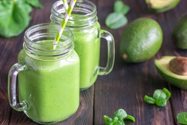 Smoothie de aguacate con pepino,