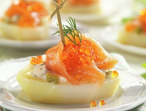 PINCHO DE PATATA CON SALMÓN Y PERLAS DE ACEITE